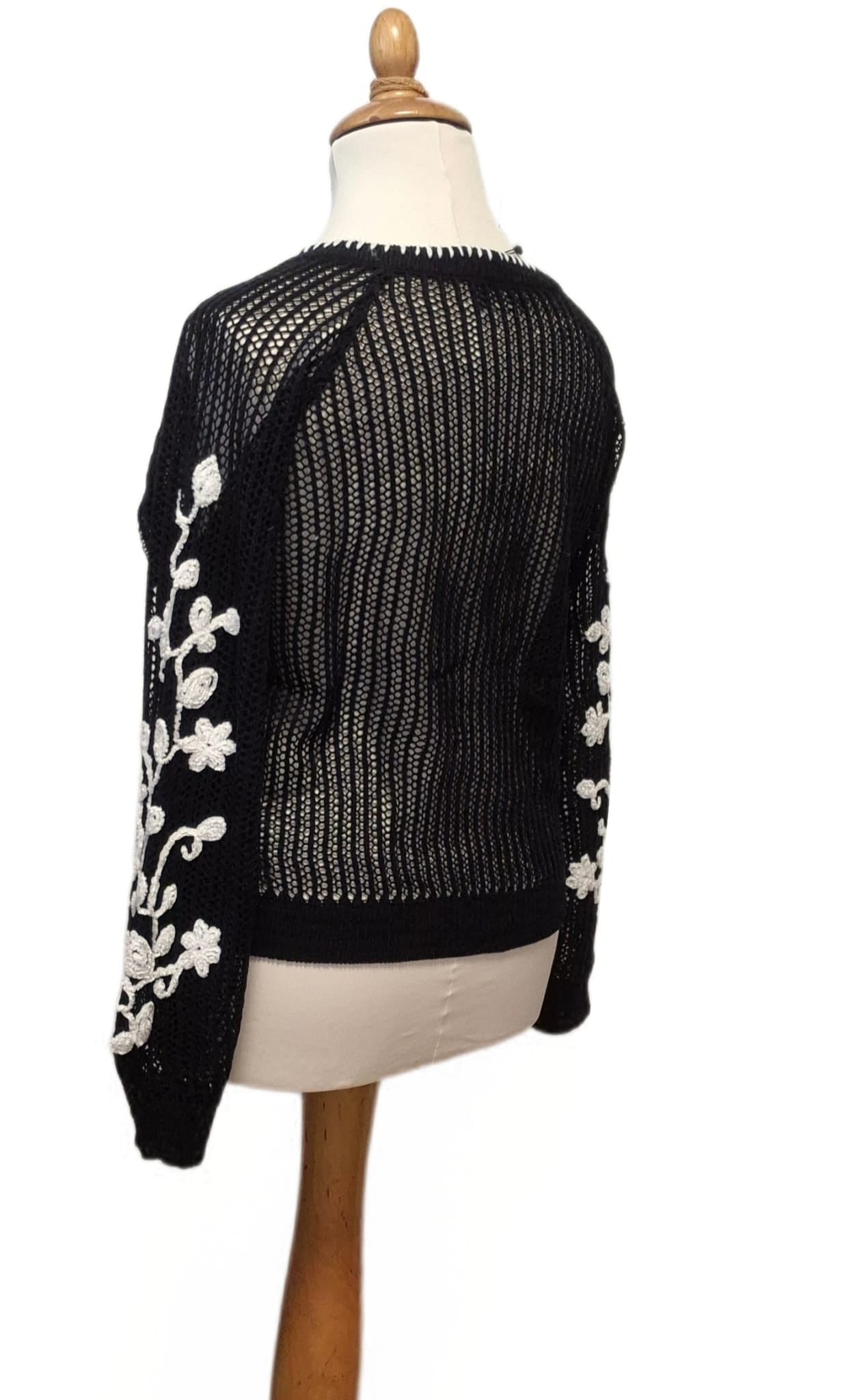 Leichter Pullover mit Blumenstickerei an den Ärmeln
