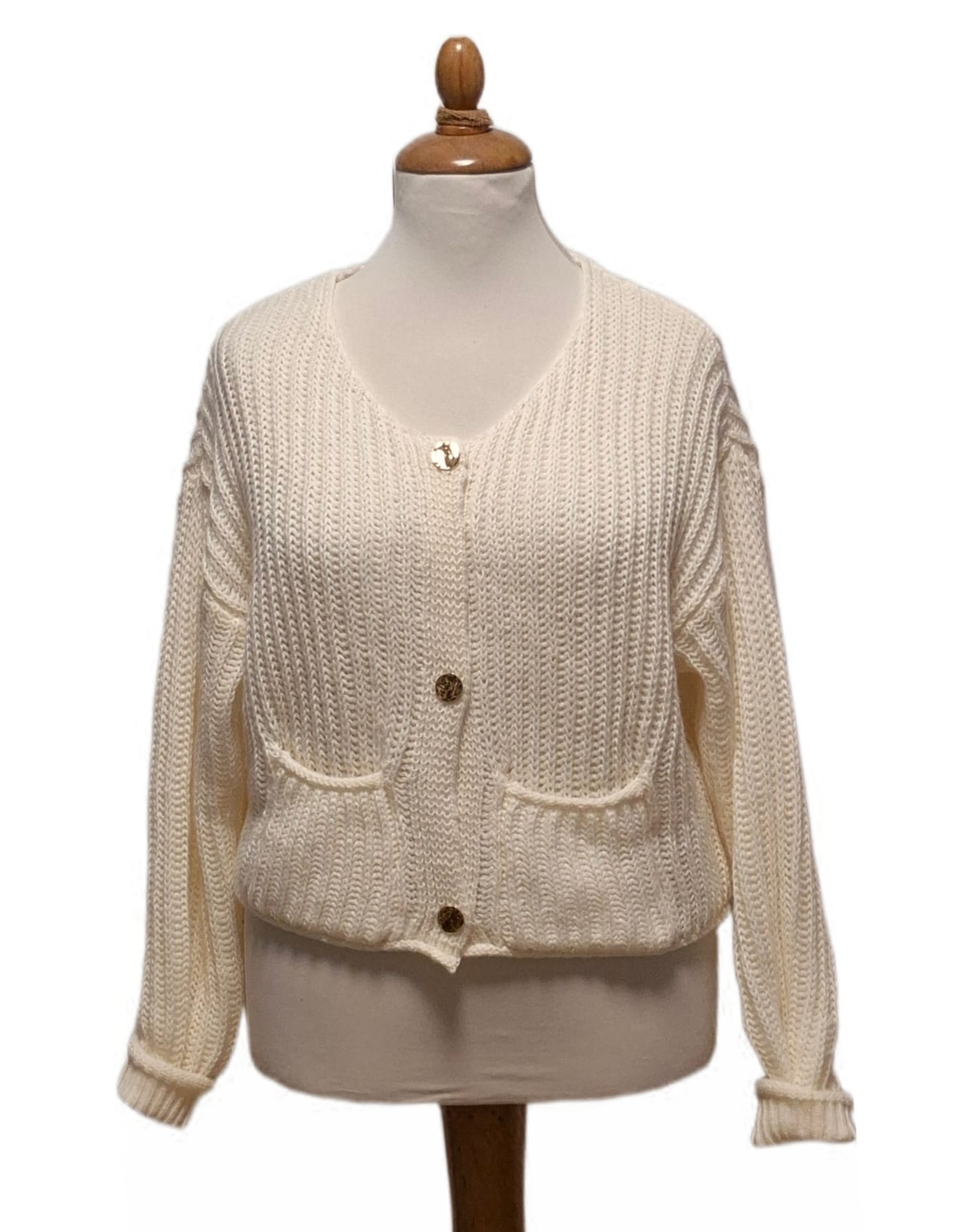 Strickjacke mit Goldknopf