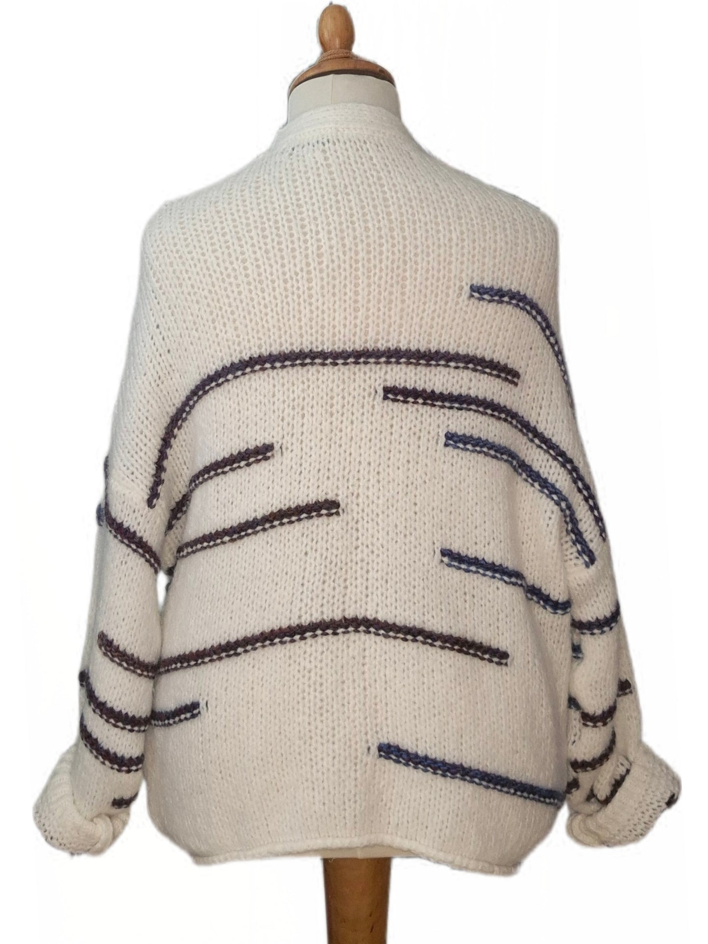 Strickjacke mit farbigen Streifenakzenten