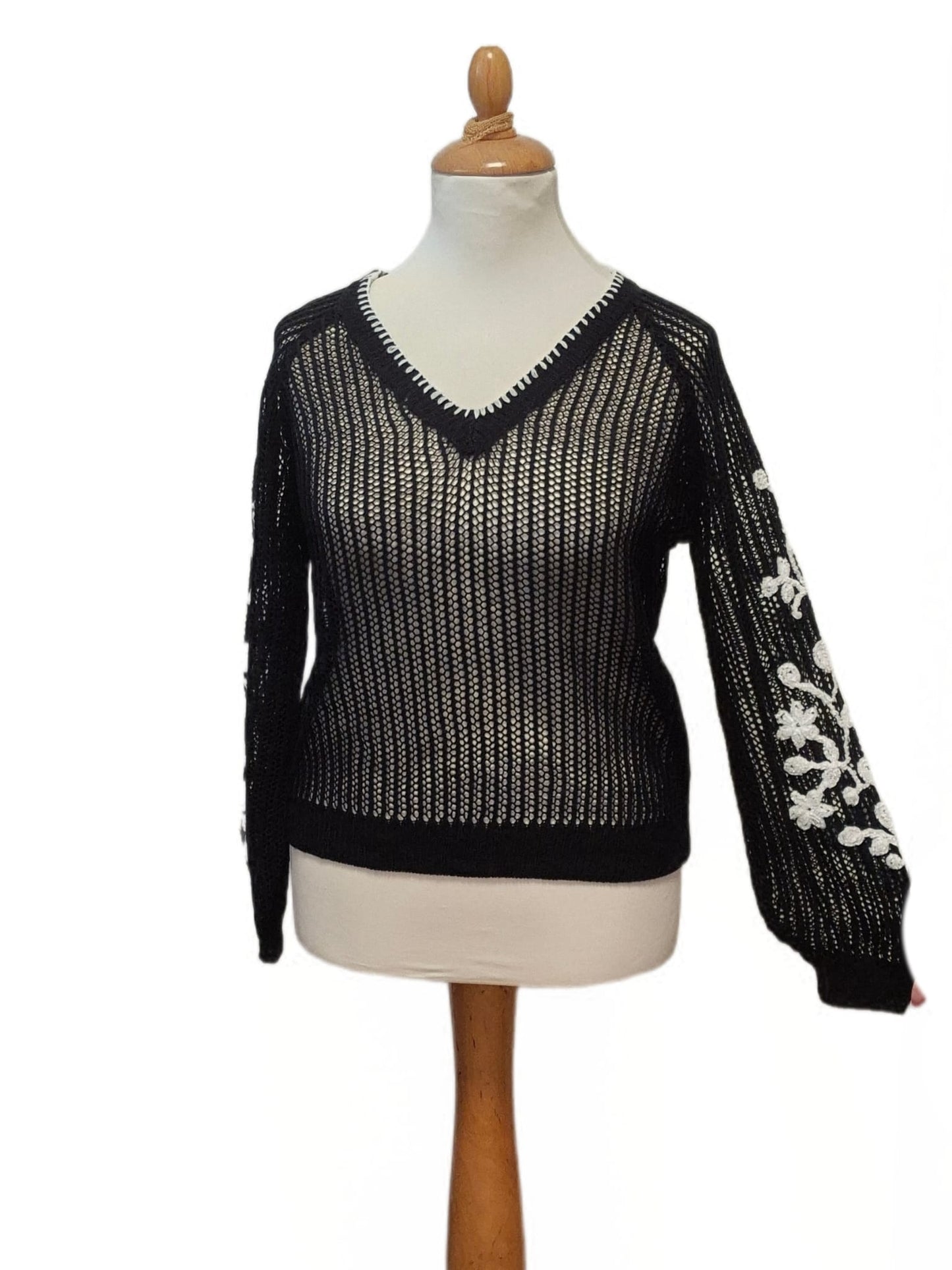 Leichter Pullover mit Blumenstickerei an den Ärmeln