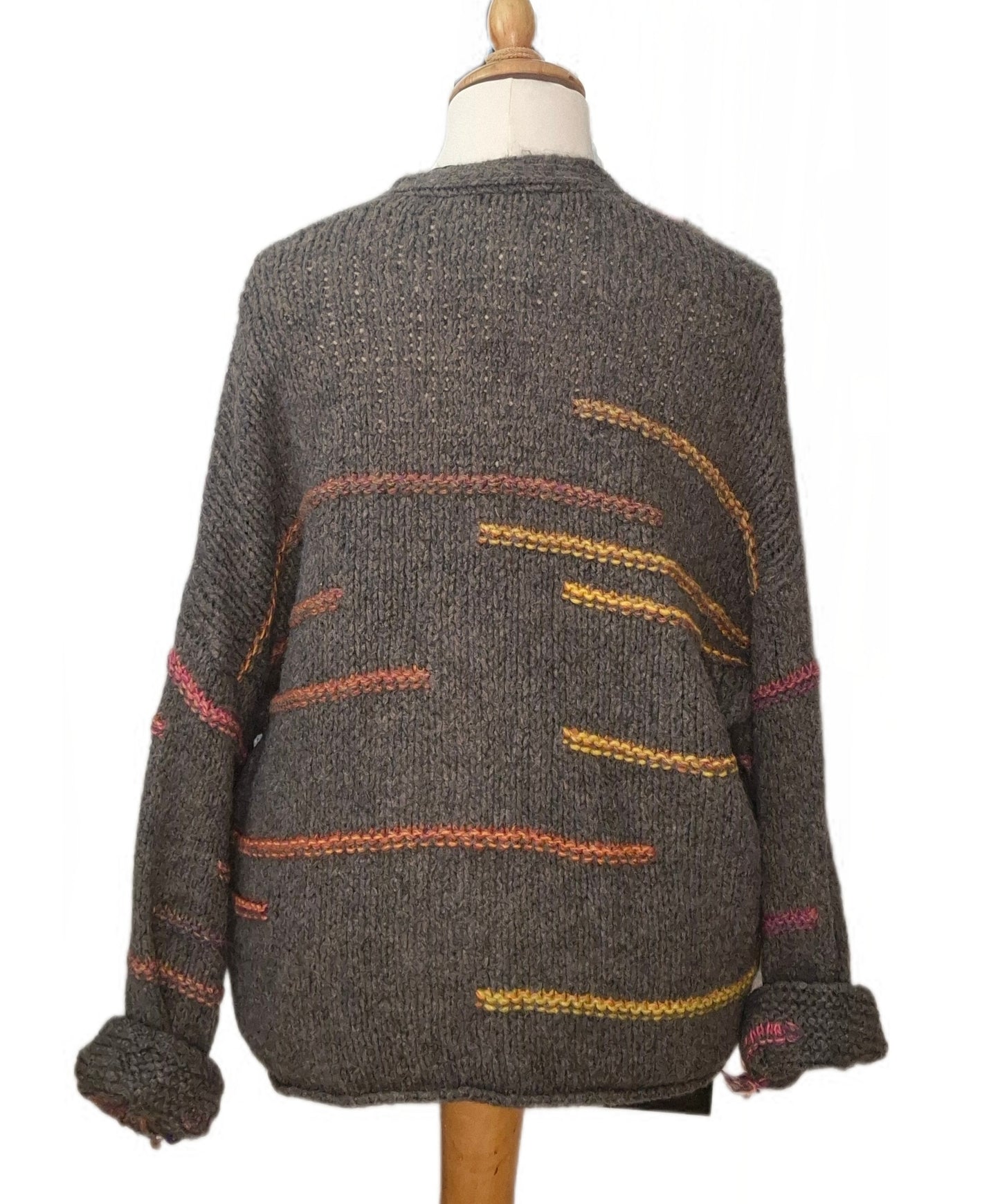 Strickjacke mit farbigen Streifenakzenten