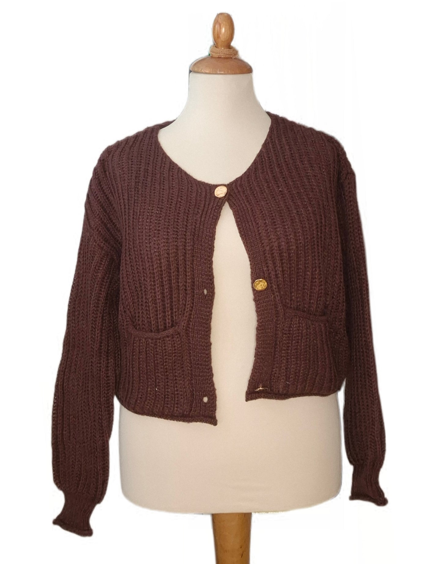 Strickjacke mit Goldknopf