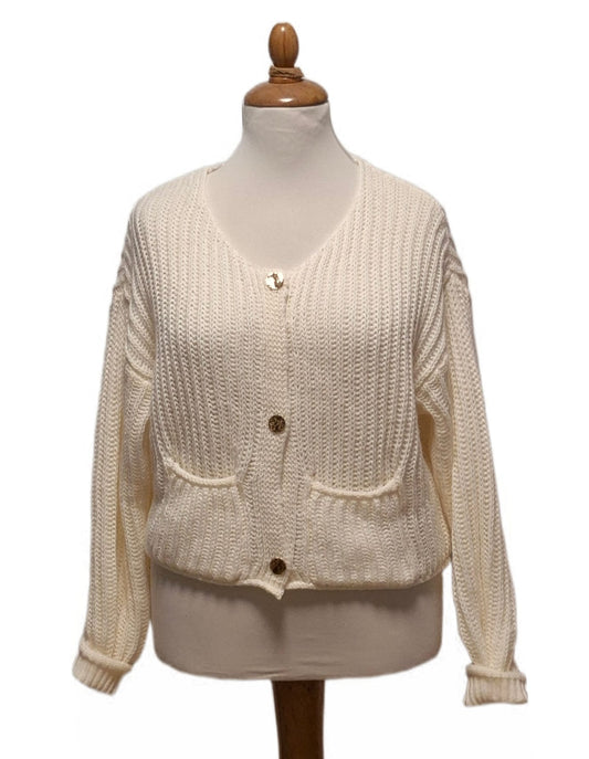 Strickjacke mit Goldknopf