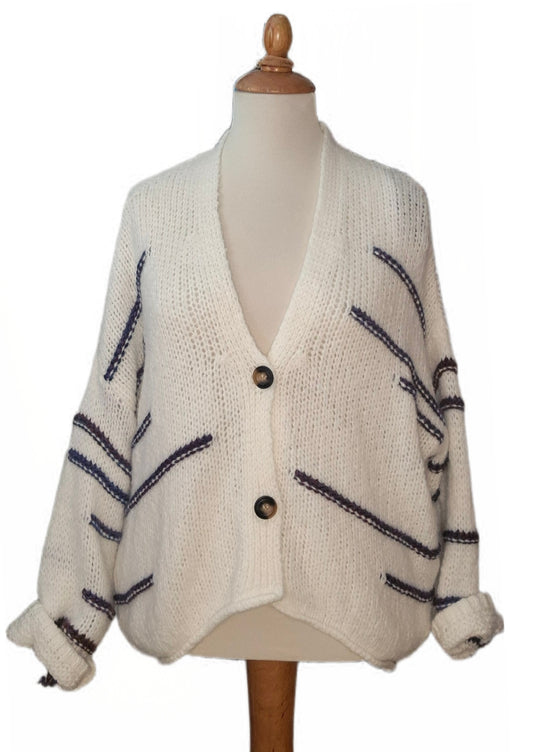 Strickjacke mit farbigen Streifenakzenten