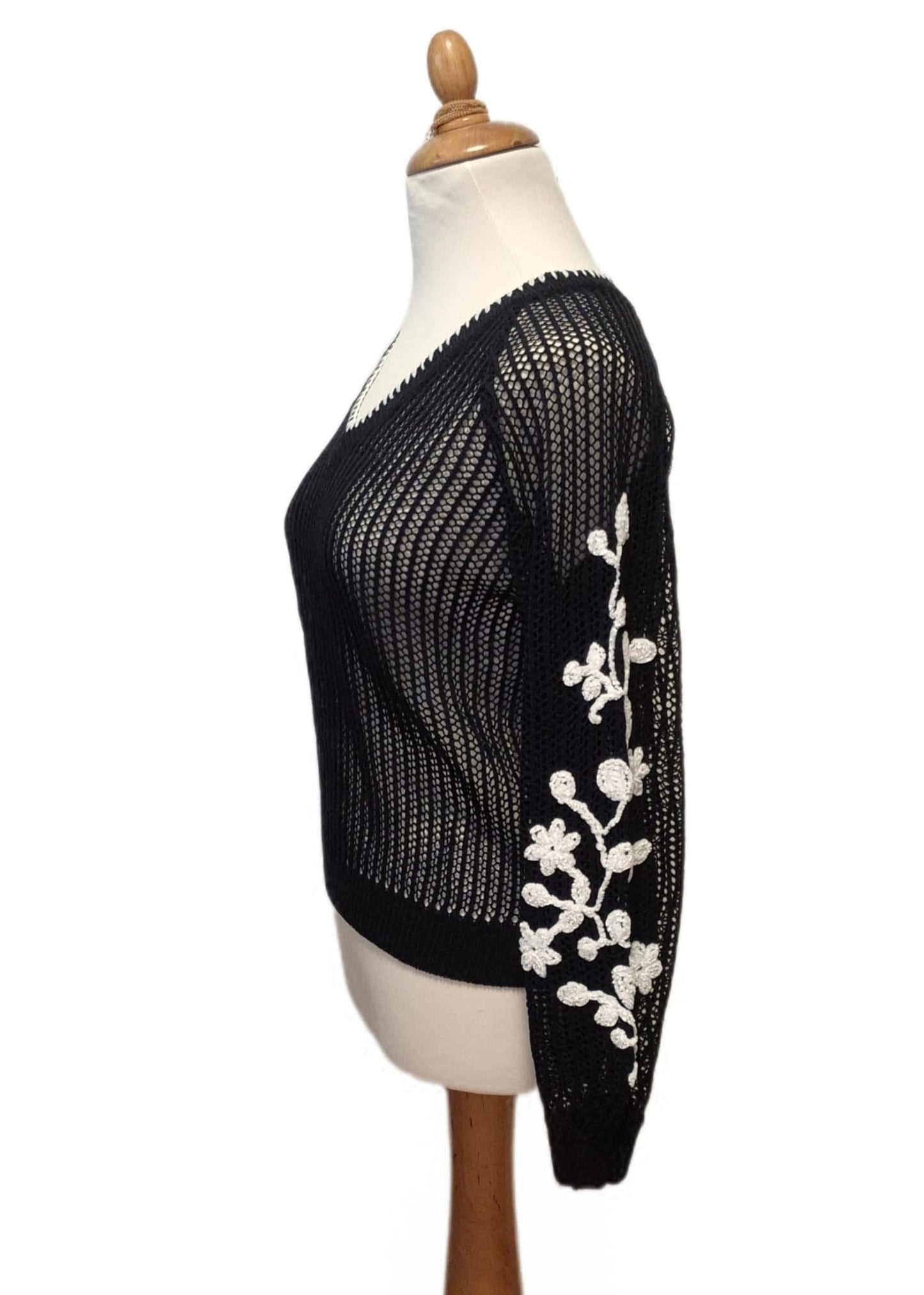 Leichter Pullover mit Blumenstickerei an den Ärmeln