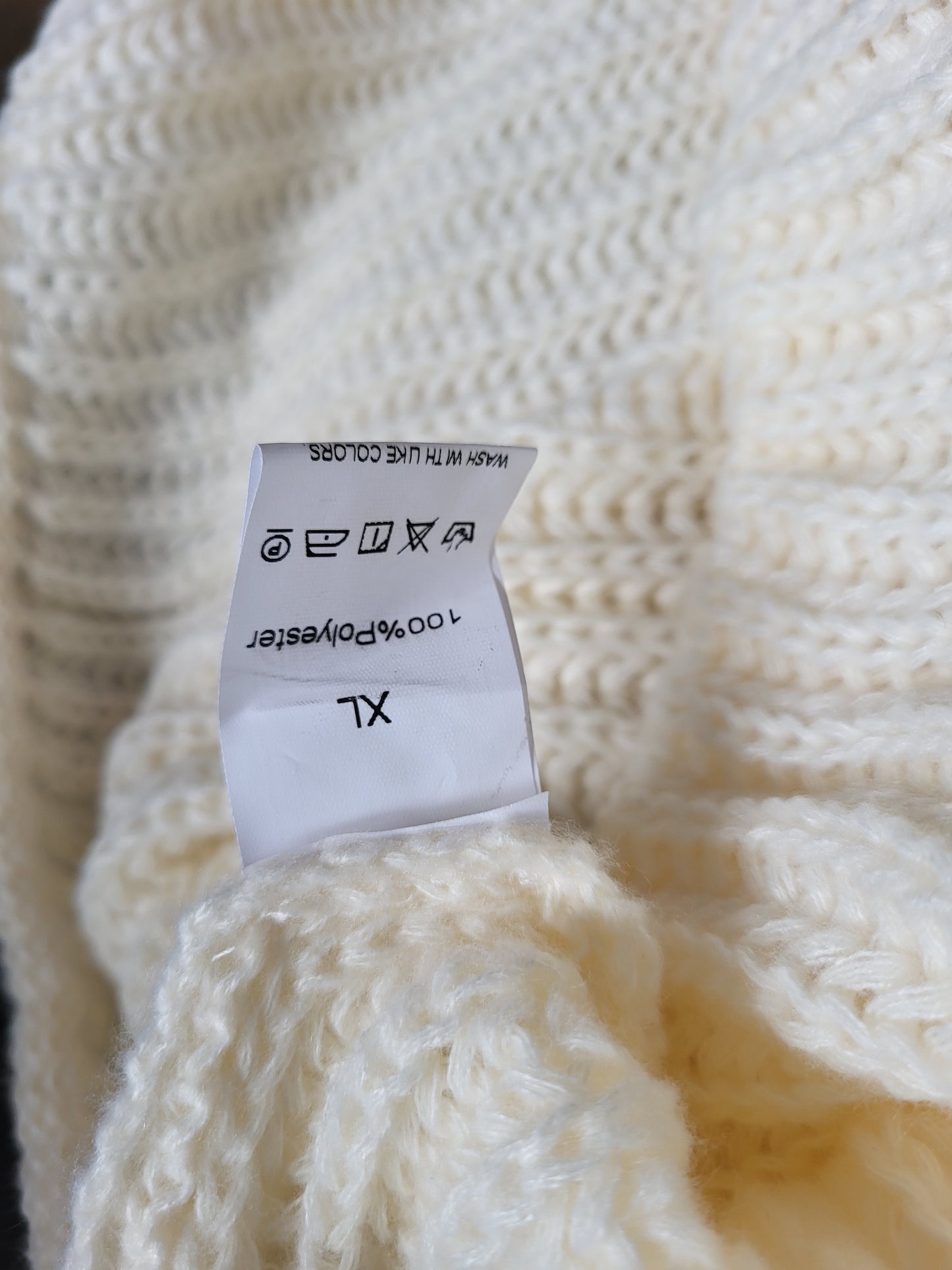 Strickjacke mit Goldknopf